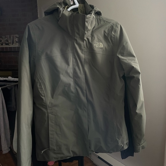 2-in-1 North Face Green Jacket - Picture 2 of 8